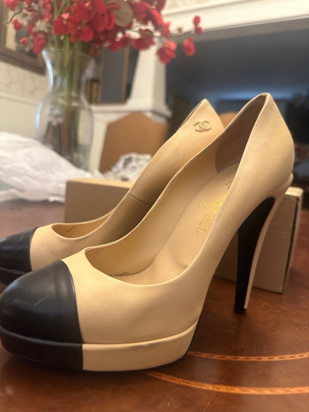 ✔️ CHANEL Cream and Black Two-Tone Platform Pumps - Picture 4 of 10